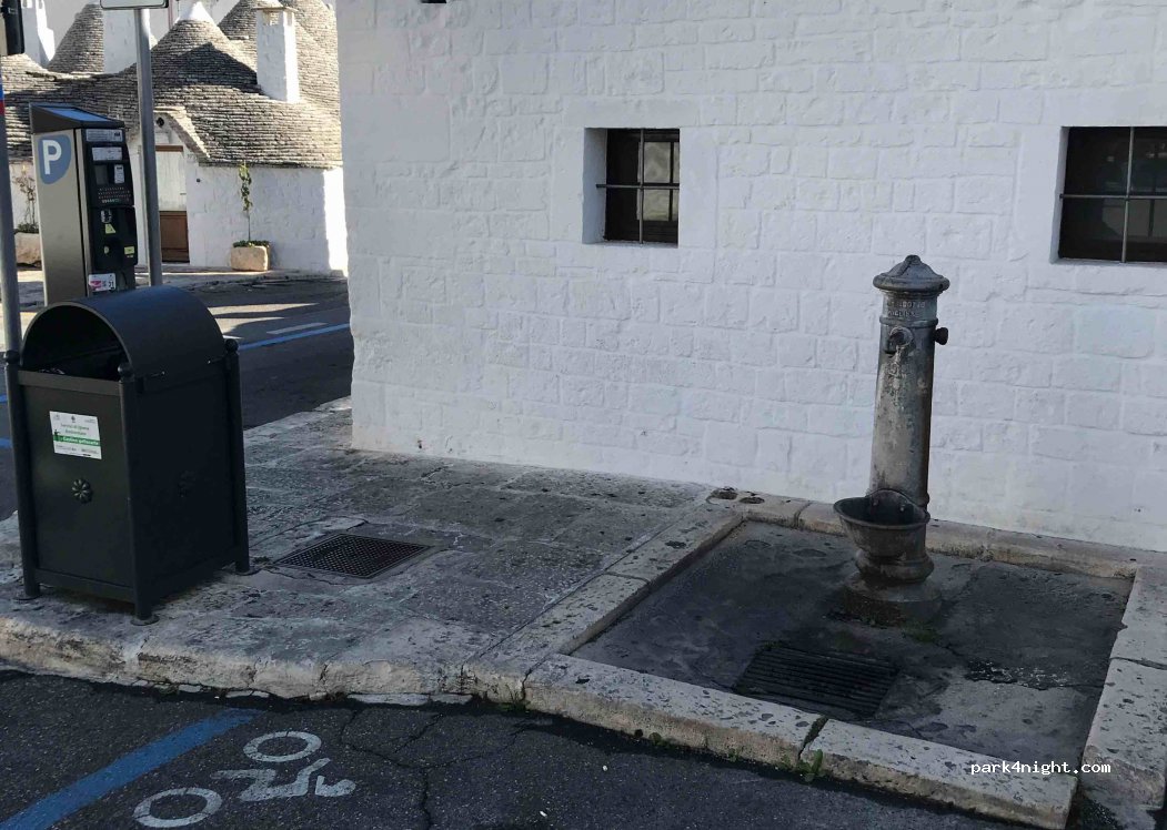 (70011) Alberobello - 3 Piazza Pagano — foto