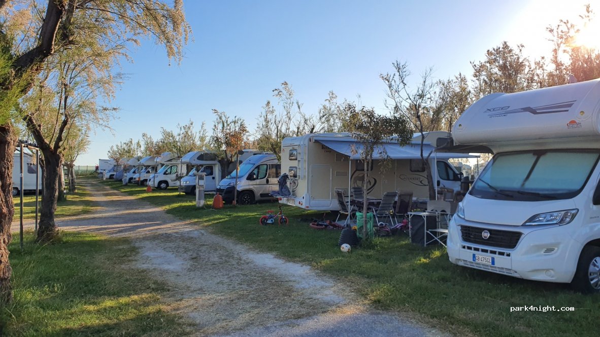 Camper Parking Area Costa Verde  — foto