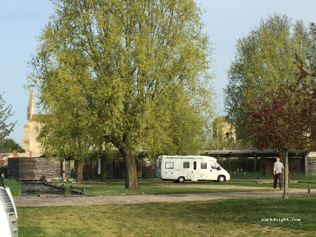 (85420) Maillezais - 85 Rue du Grand Port — foto