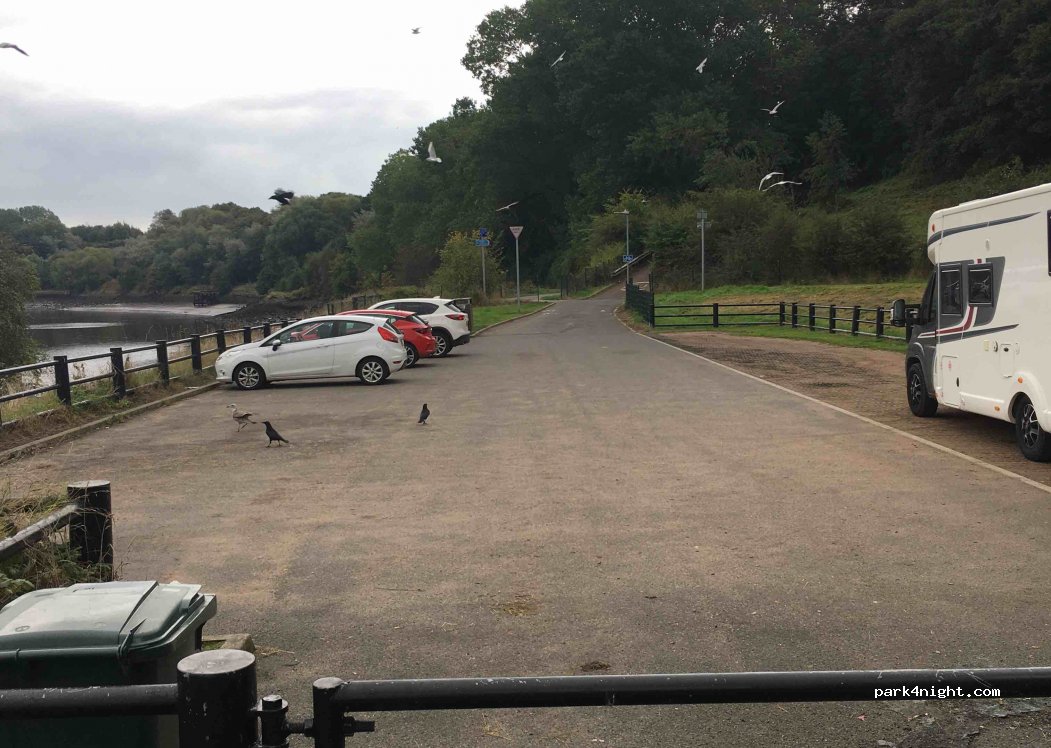 (NE8 3AH)  - 18 Saltmeadows Road — foto