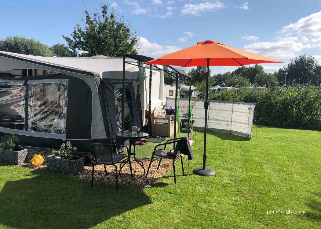 Wyton Lakes Holiday Park — foto
