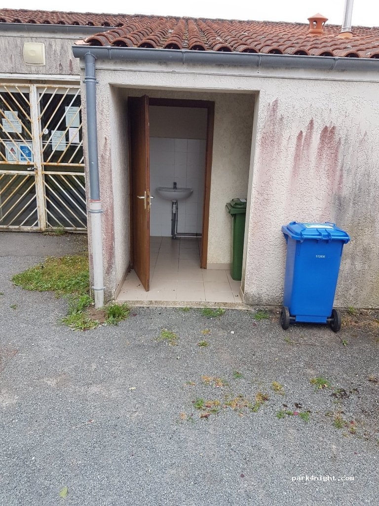 (17810) Saint-Georges-des-Coteaux - 20 Route du Stade — foto 2