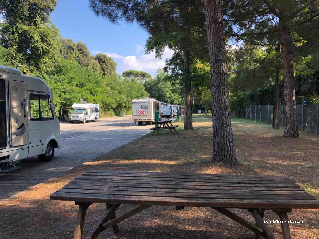 Area Sosta Camper Parkamaiore — foto