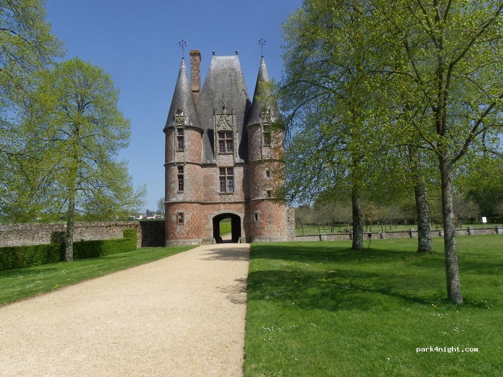 (61320) Carrouges - D16 parking du chateau de carrouges — foto 2