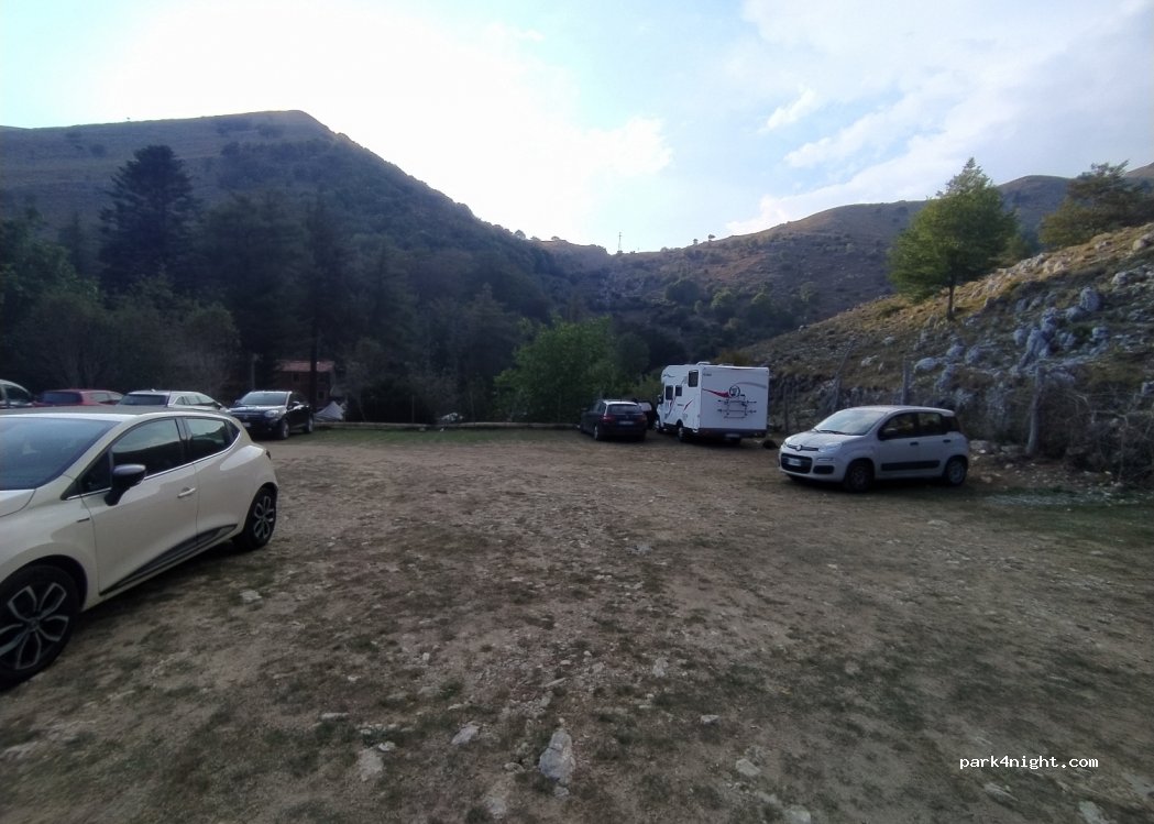 Alto Matanna Refuge Parking Lot — foto 2