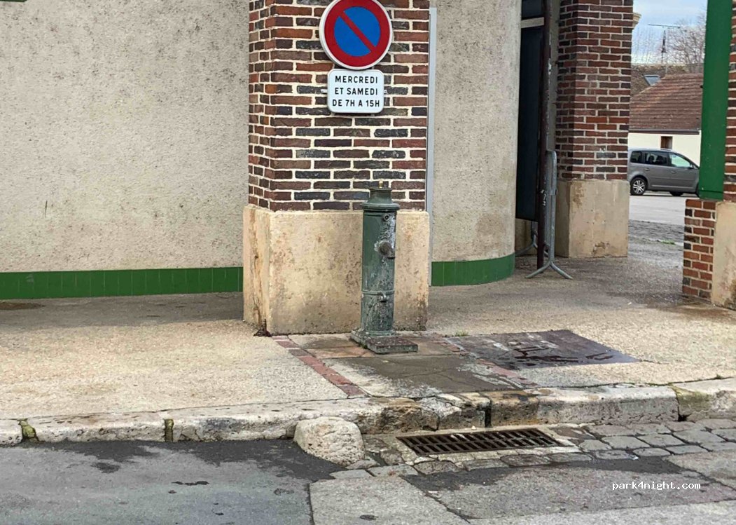 (10400) Nogent-sur-Seine - 5 Place de la Halle — foto