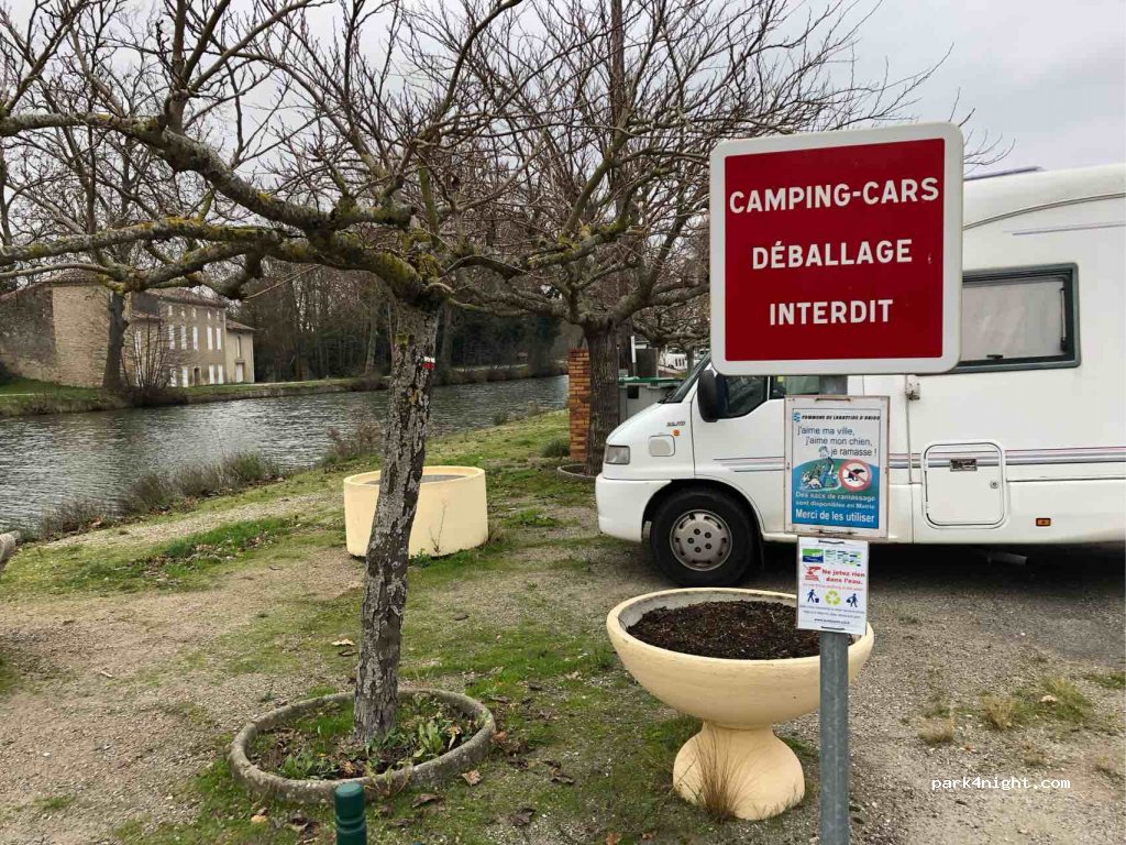 (11320) Labastide-d'Anjou - 14-26 Esplanade du Canal — foto