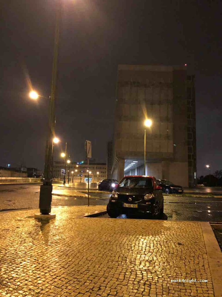 (1070-051) Lisboa - 39 Rua Marquês de Fronteira — foto 3