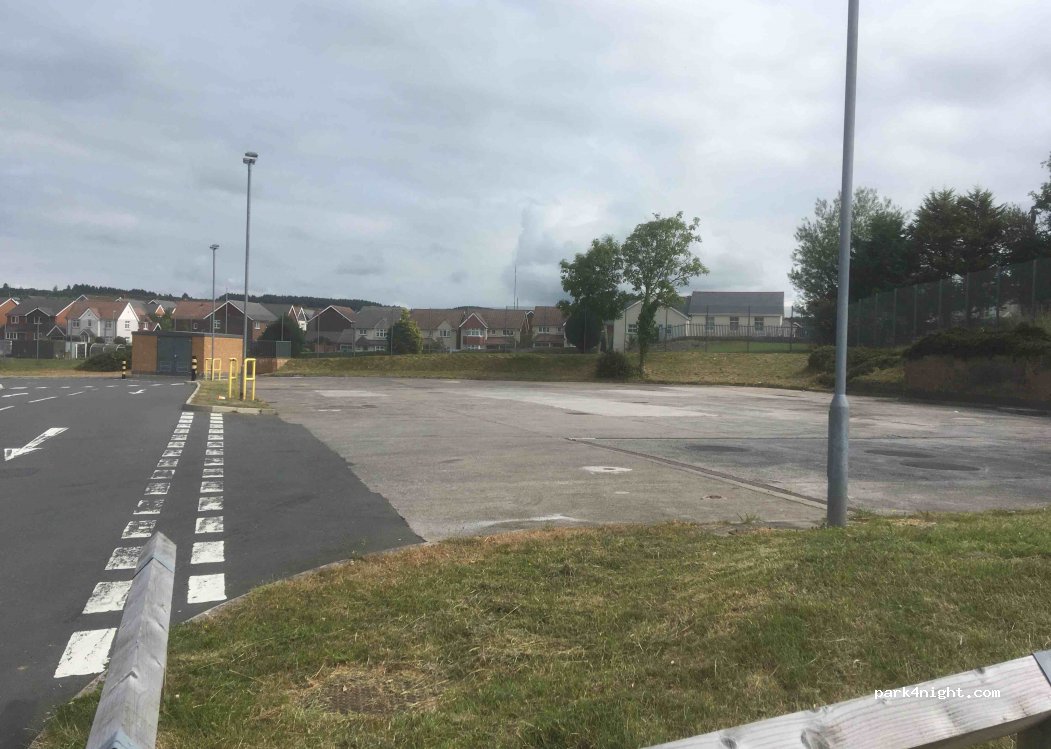 (SA14 6RL) Cross Hands - 2 Heol Parc Mawr — foto