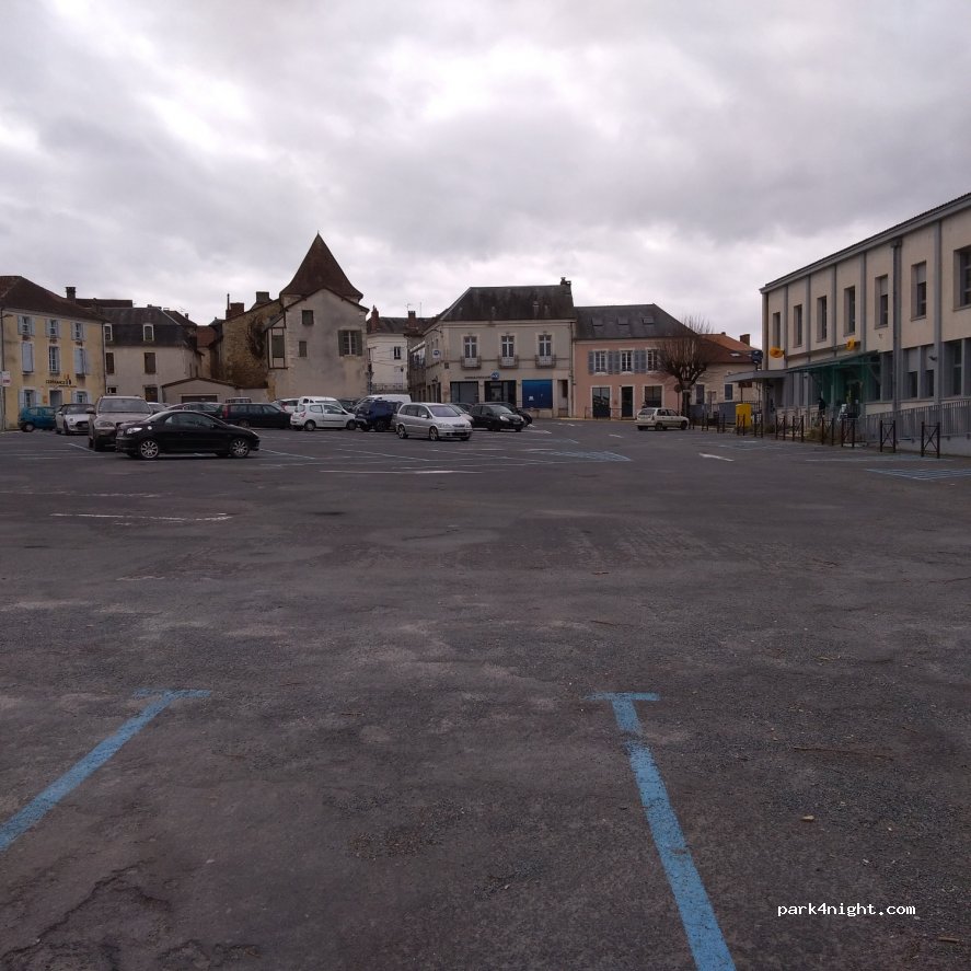 (24800) Thiviers - 11 Place de la République — foto