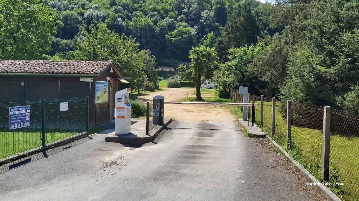 Aire d'etape et de service camping car de la plage — foto 3