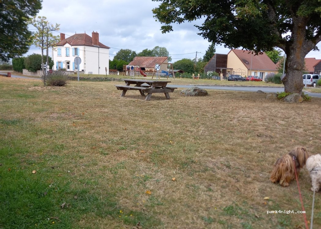 (03380) Lamaids - 6 Rue du Petit Tilleul — foto 3