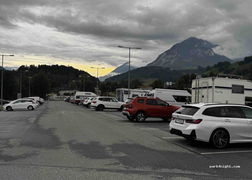 Pendler Parkplatz Wiesing — foto
