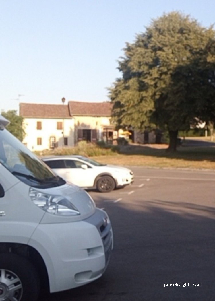 Aire de camping car Saint-Priest-Sous-Aixe — foto 2