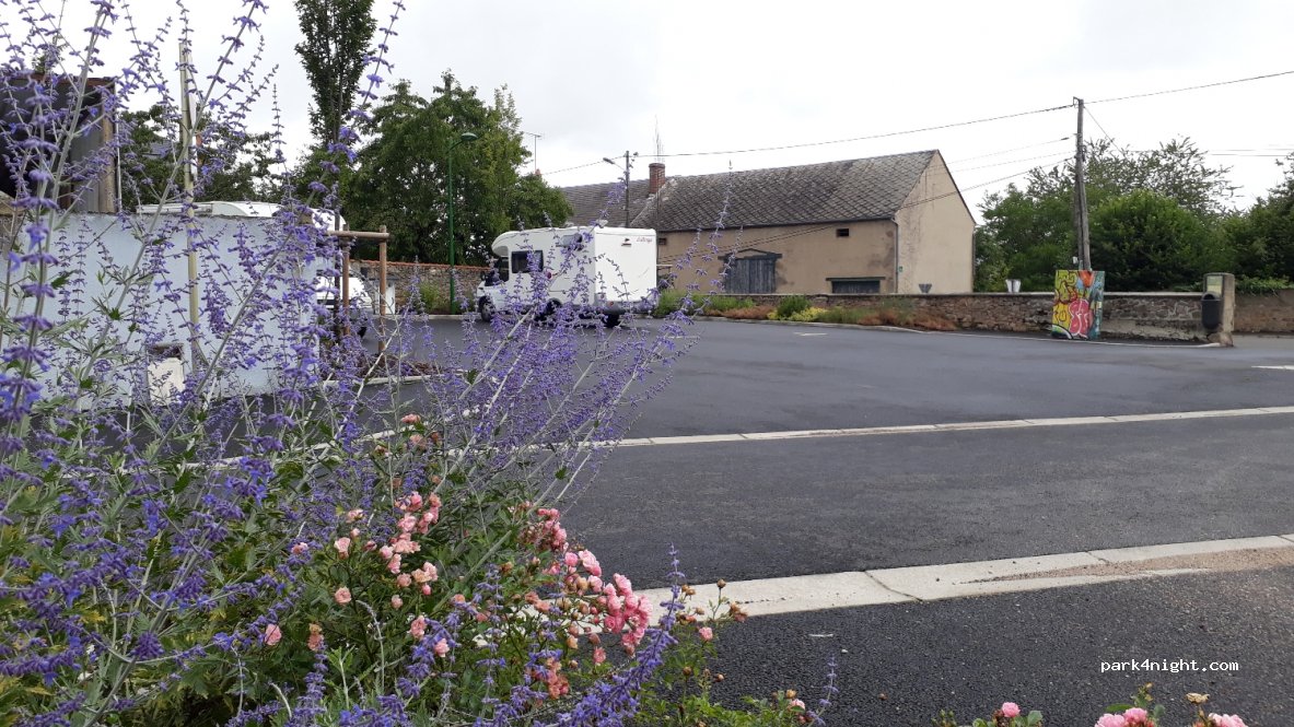 (03390) Montmarault - 12 Rue du Batardeau — foto