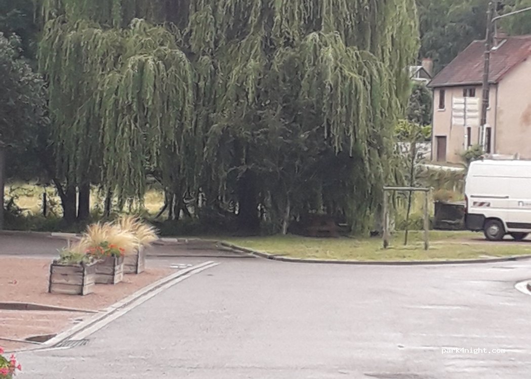 (58420) Brinon-sur-Beuvron - 10 Place Jean-Baptiste Durbise — foto