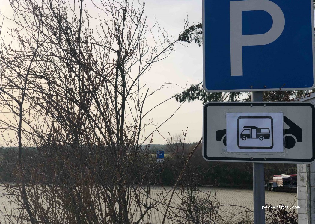 Wohnmobil- und Wohnwagenstellplatz — foto