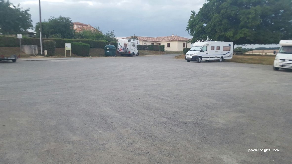 Aire de camping-car Lésignac-Durand — foto