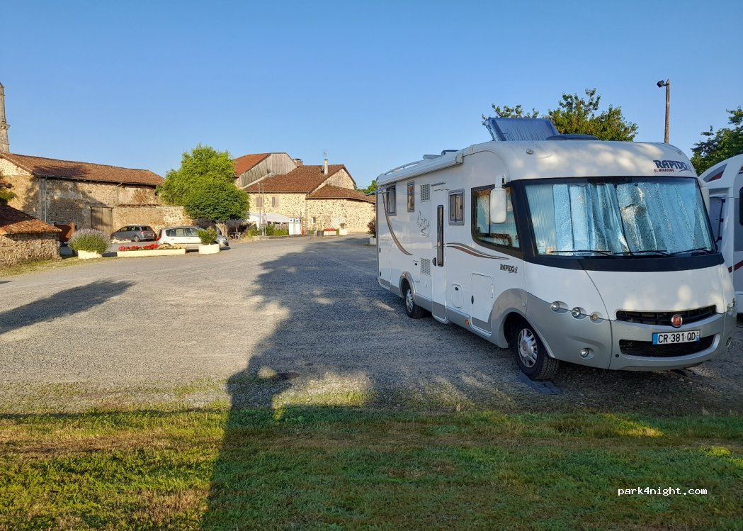 Aire de camping-car Lésignac-Durand — foto 3