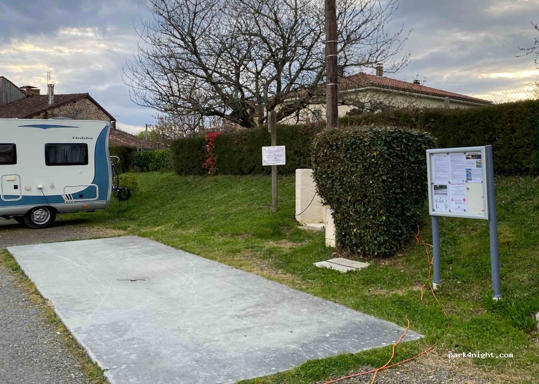Aire de camping-car Lésignac-Durand — foto 4