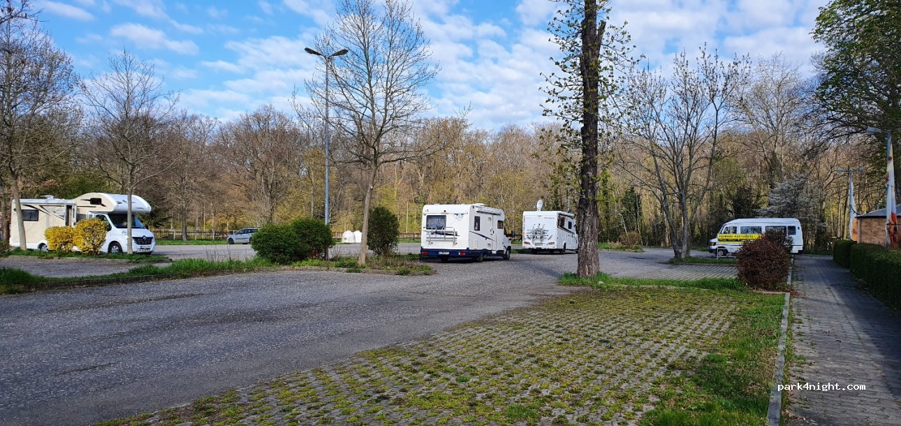 (04442) Zwenkau - 1 Geschwister-Scholl-Platz — foto 2
