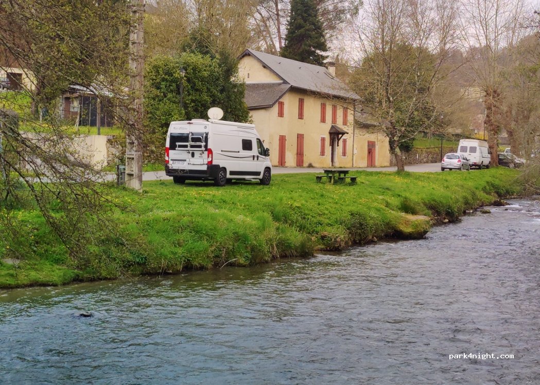(64260) Rébénacq - 7-9 Place de l'Église — foto 3