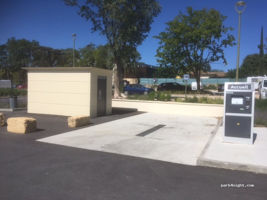 Aire pour camping-cars Parking du stade du refuge — foto 2