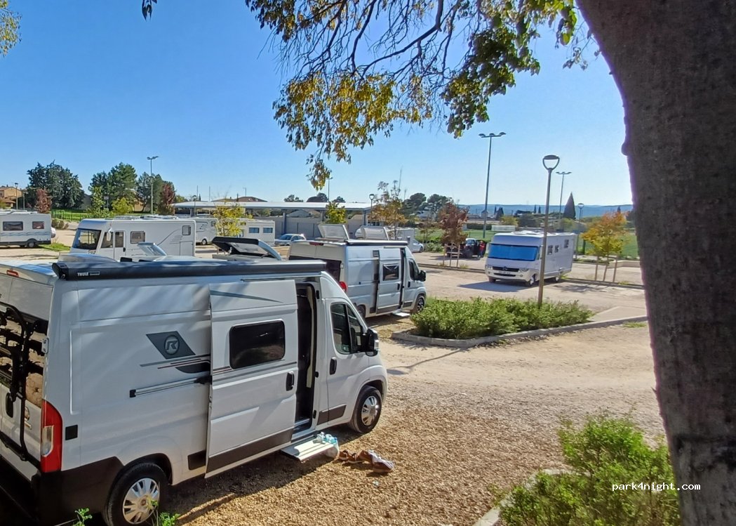 Aire pour camping-cars Parking du stade du refuge — foto 3