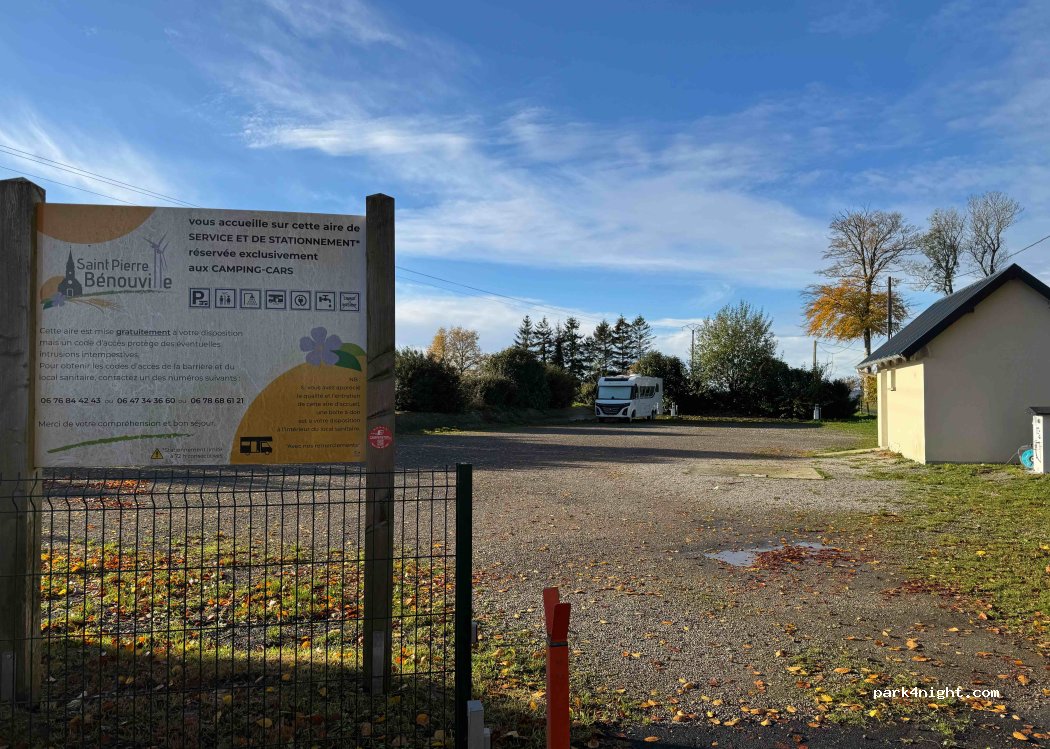 Aire de camping-car Saint-Pierre-Bénouville — foto 5