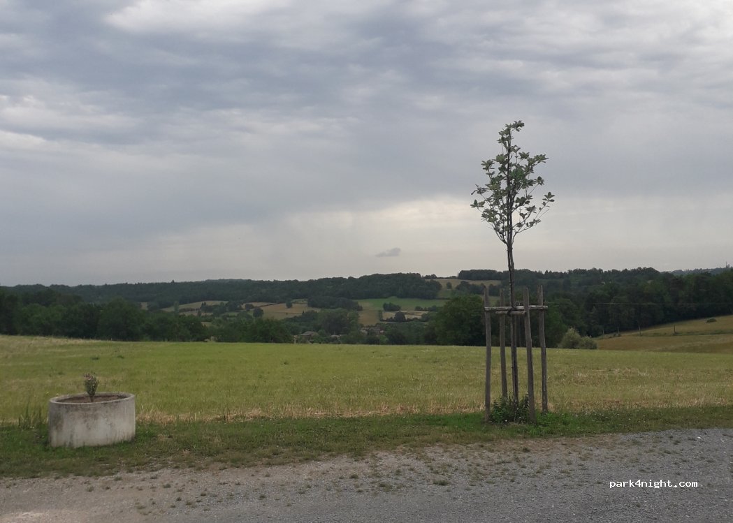 Aire de camping-car Saint-Martin-de-Fressengeas — foto 2
