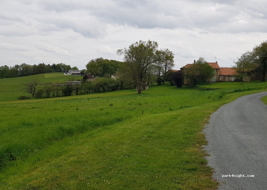 Aire de camping-car Saint-Martin-de-Fressengeas — foto 3