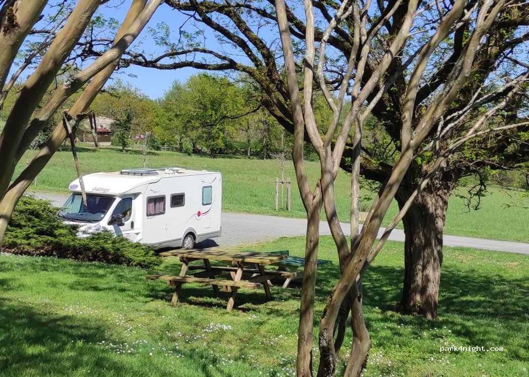 Aire de camping-car Saint-Martin-de-Fressengeas — foto 4