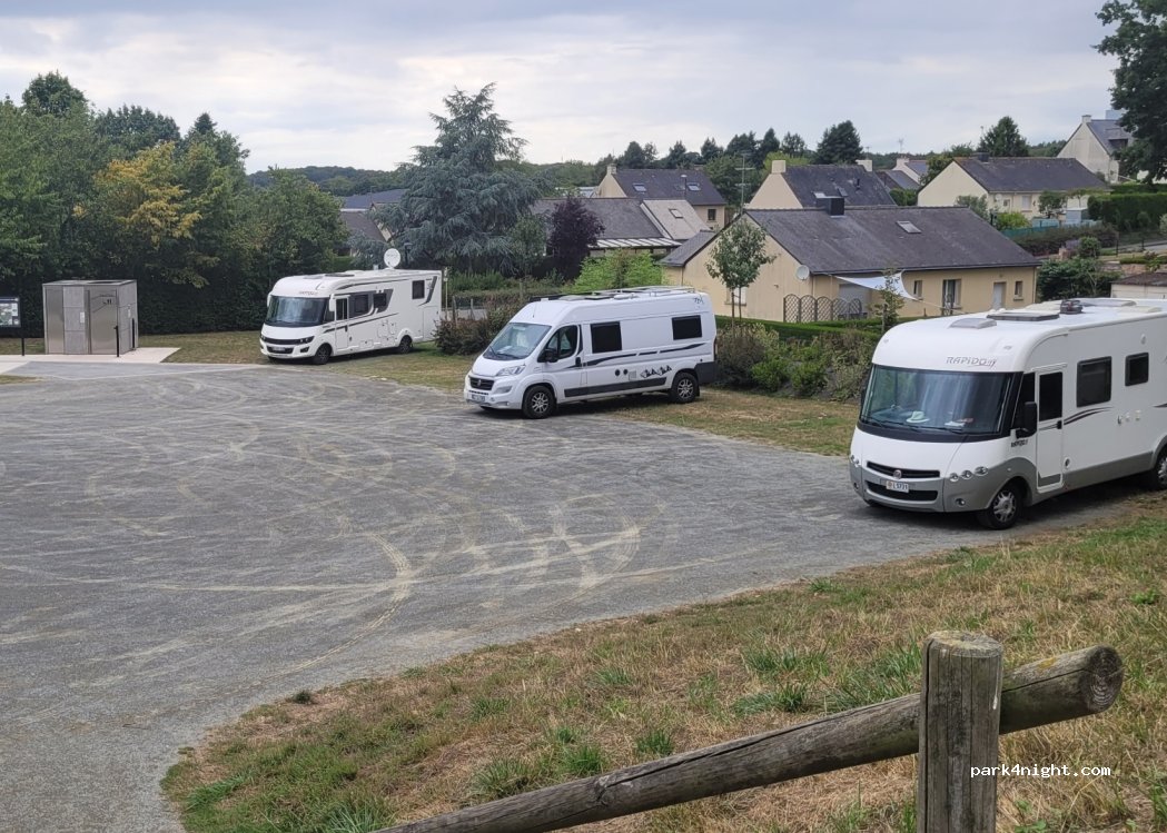 Aire de camping-car Crevin — foto 3
