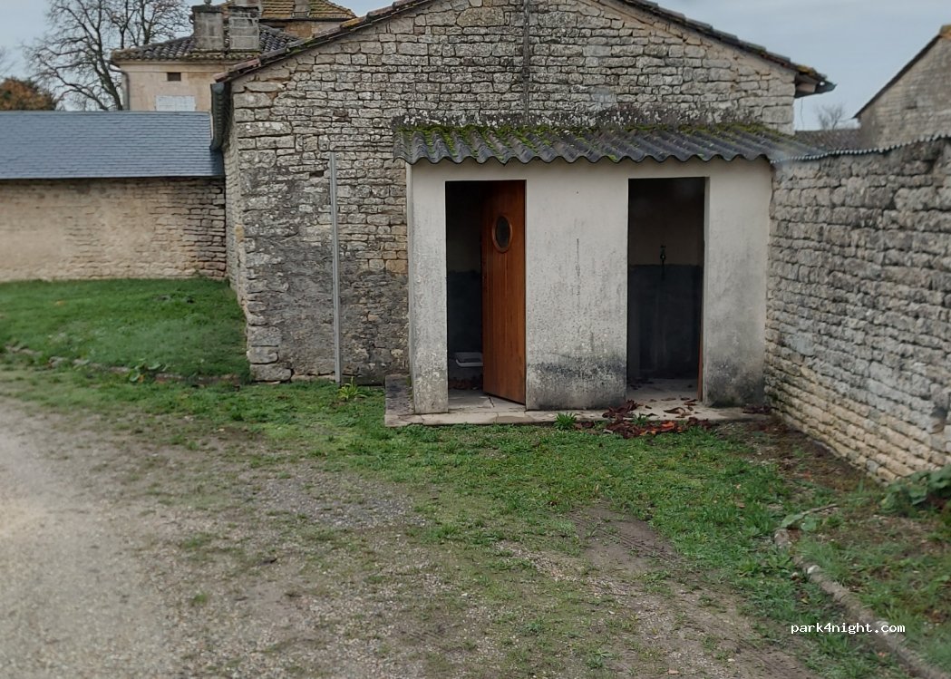 (16170) Mareuil - 1 Rue de la Fontaine — foto