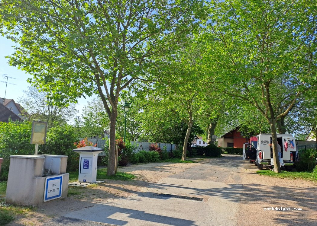 (03390) Montmarault - 4-10 Rue de Turenne — foto 2