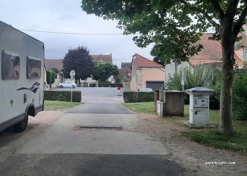(03390) Montmarault - 4-10 Rue de Turenne — foto 3