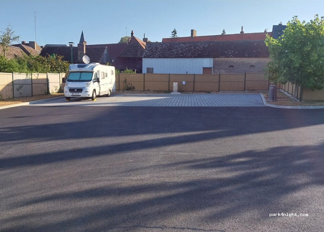 Aire de camping-car Saint-Mars-d'Outillé — foto 5