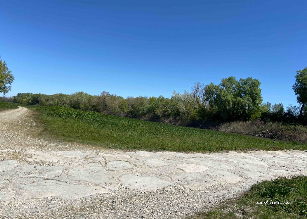 (84840) Lamotte-du-Rhône - Unnamed Road — foto 2