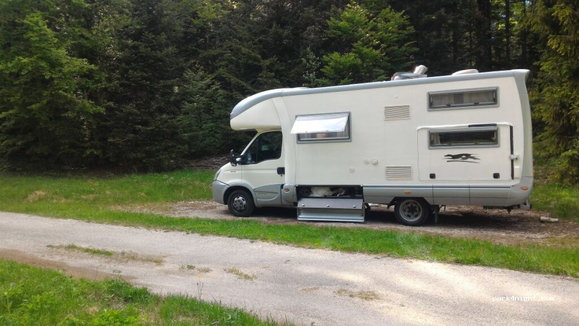(01130) Giron - Route forestière goudronnée (accès autorisé à nos risques et périls) — foto