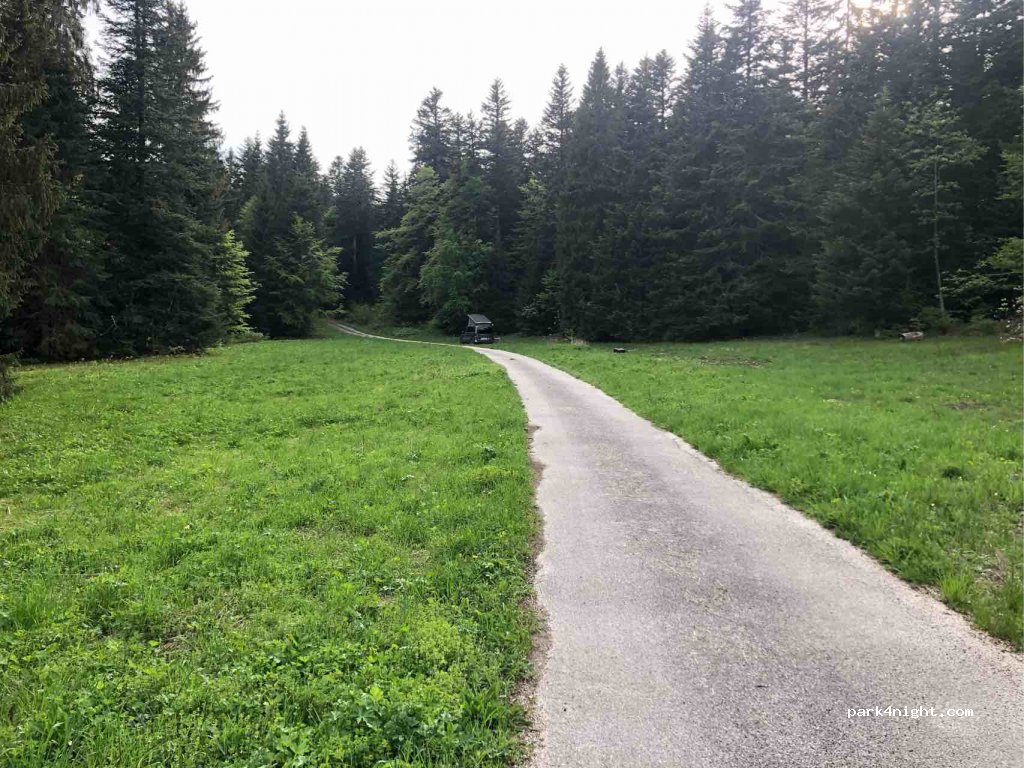 (01130) Giron - Route forestière goudronnée (accès autorisé à nos risques et périls) — foto 3