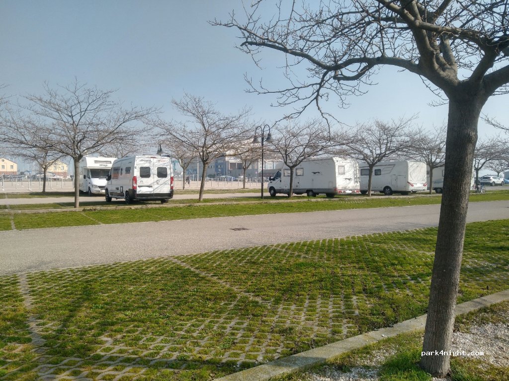(48122) Marina di Ravenna - Via Volturno — foto