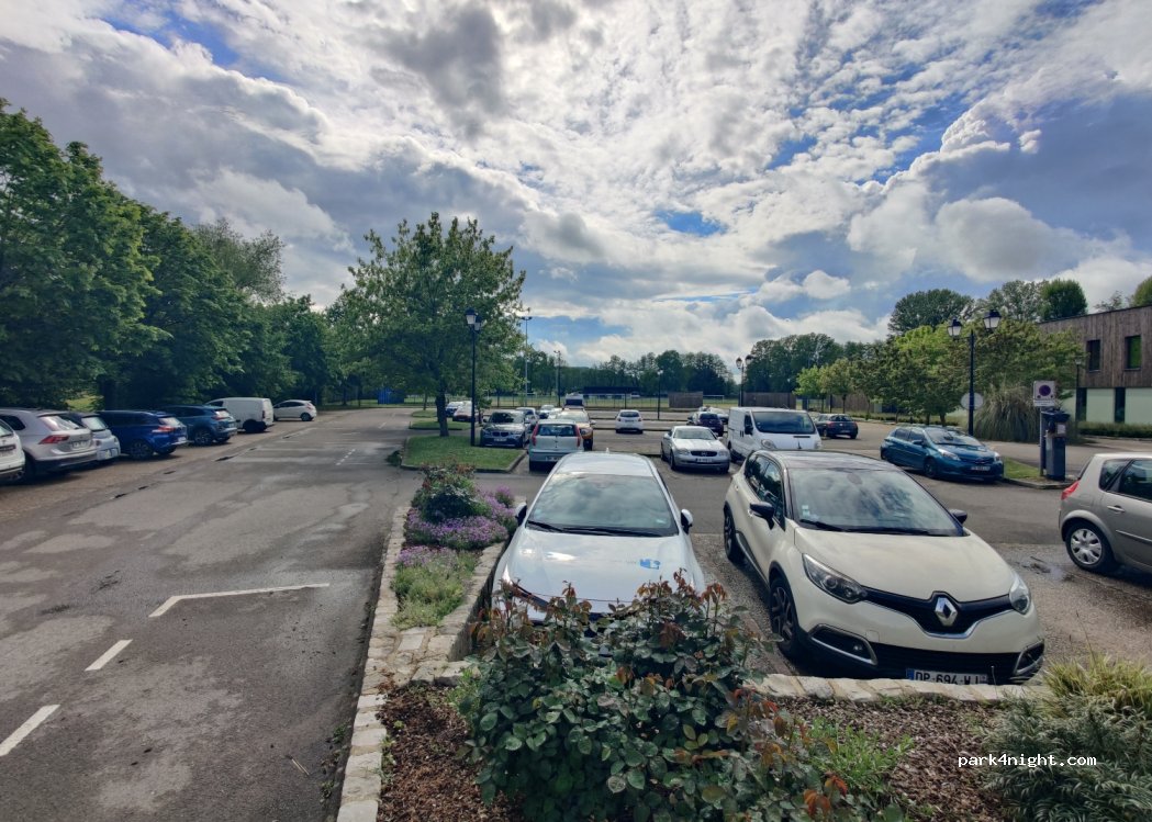 (78470) Saint-Rémy-lès-Chevreuse - parking du stade — foto