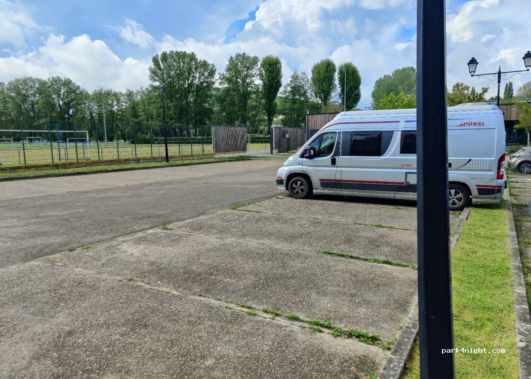 (78470) Saint-Rémy-lès-Chevreuse - parking du stade — foto 2