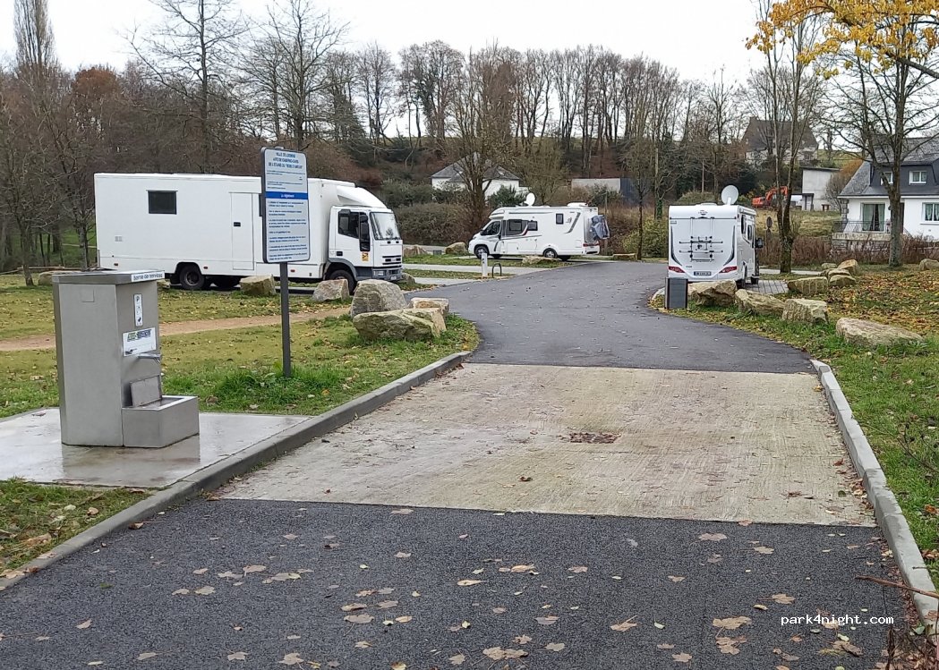 Aire de camping-car LOCMINE — foto