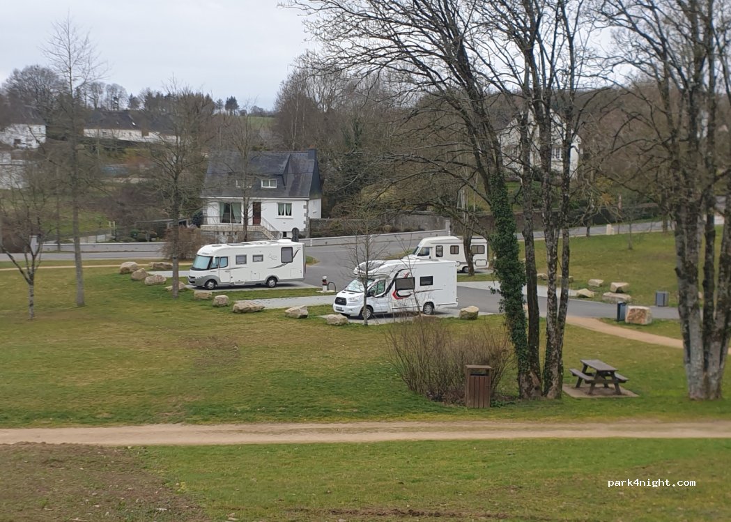 Aire de camping-car LOCMINE — foto 3