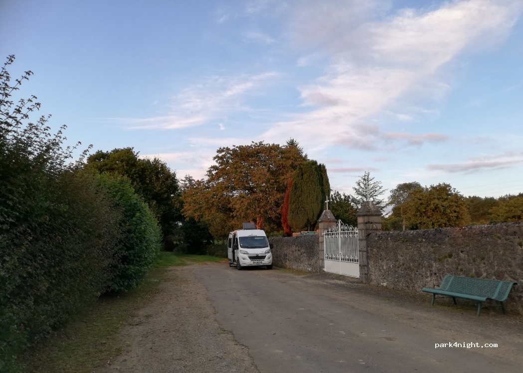 (72540) Chemiré-en-Charnie - rue de la Croix de Pierre (face au cimetière) — foto 2