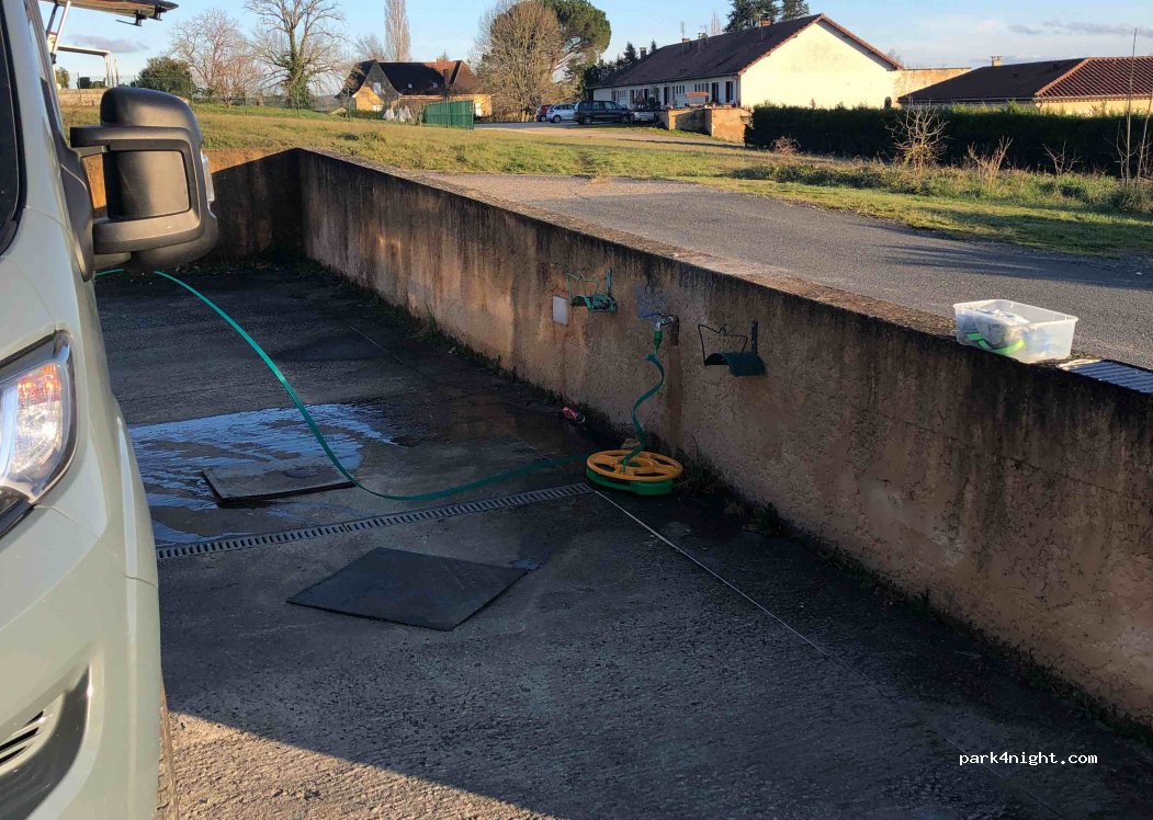 Aire de stationnement camping-car Pays de Belvès — foto