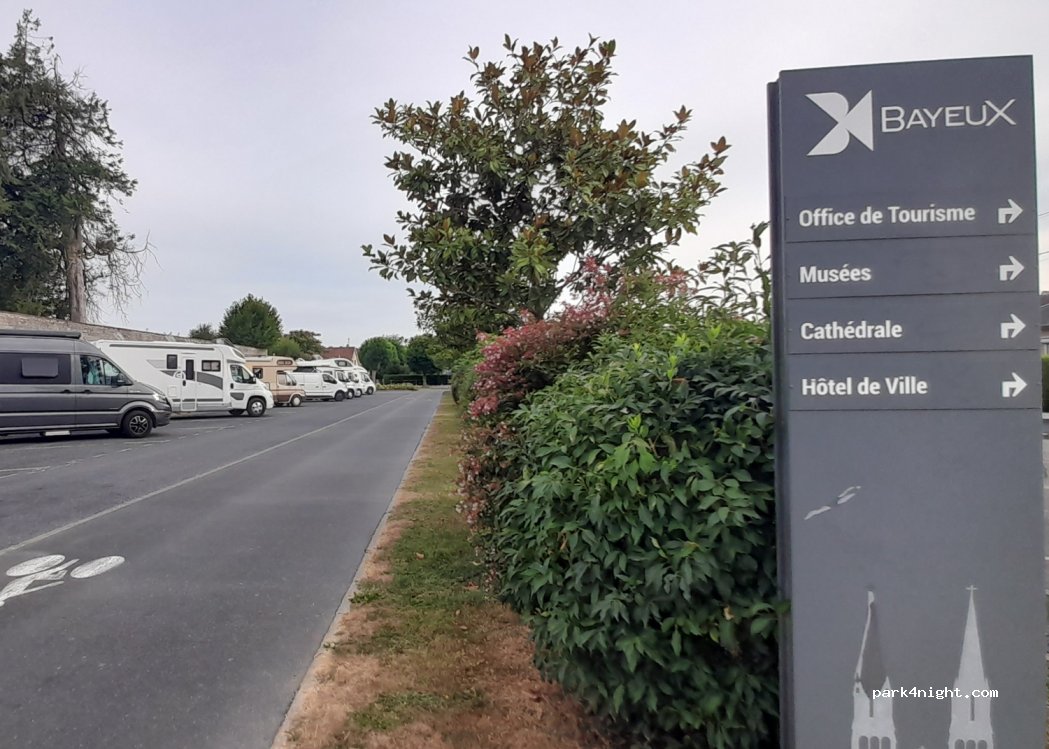 (14400) Bayeux - 1 Rue Pierre Trebucien — foto