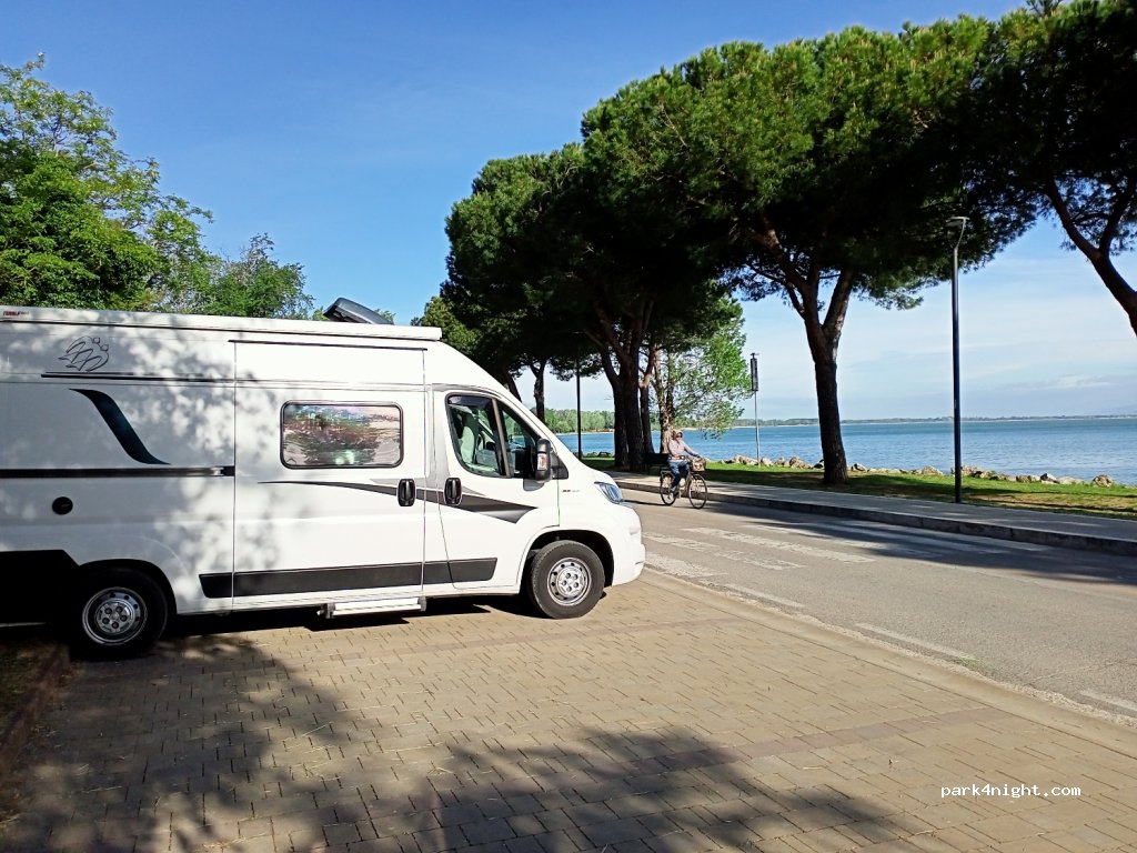 (06061) Castiglione del Lago - 1 Via Lungolago — foto