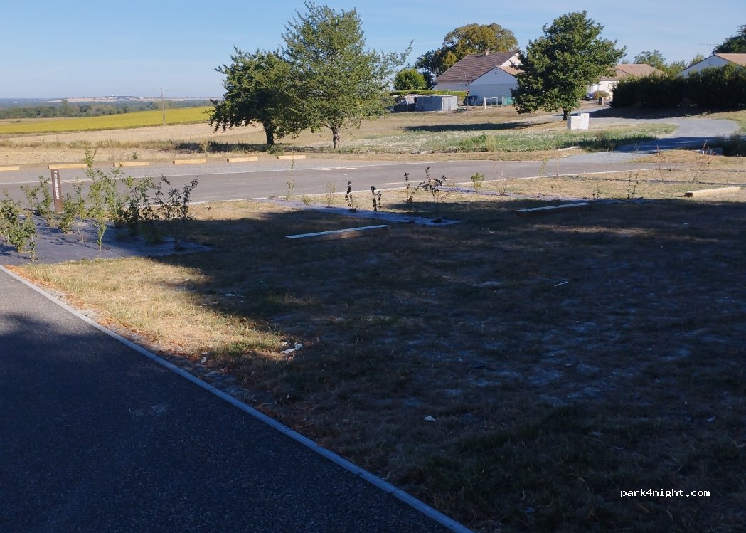 (86420) Monts-sur-Guesnes - 1 Place Frezeau de la Frezellière — foto